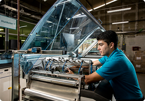 Colaboradoras de Gráficas Corona en el área de producción